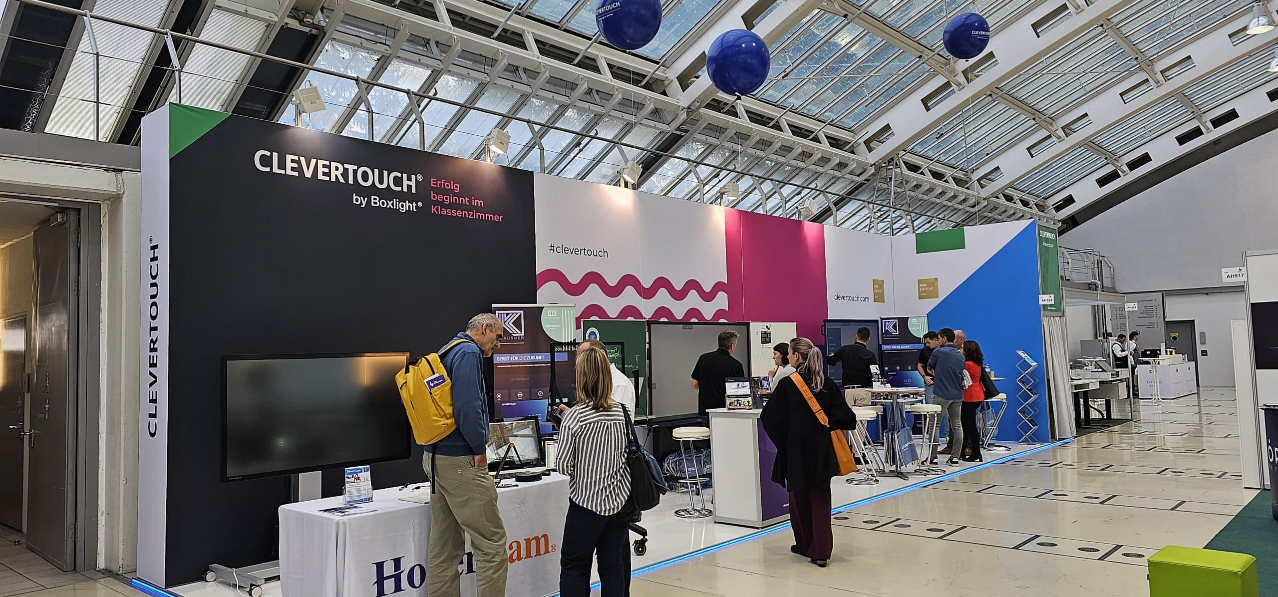 Messestand der Firma Klausner auf der Interpädagogica mit Luftballons