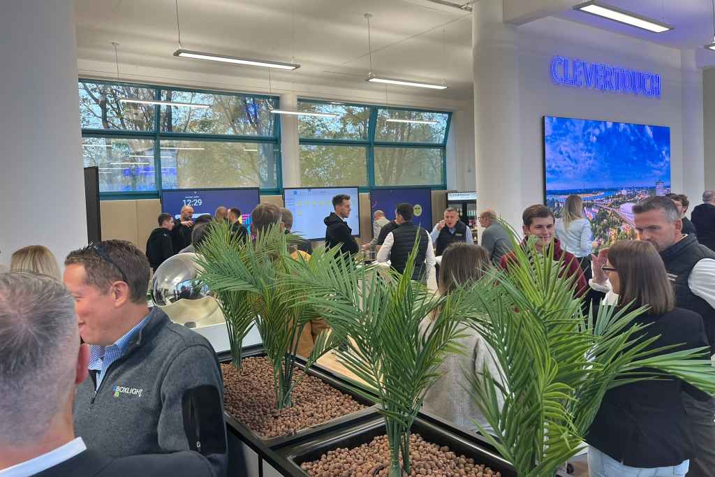 Showroom von innen, man sieht unterschiedliche interaktive Multitouch-Displays im Hintergund, vorne die LED Wand