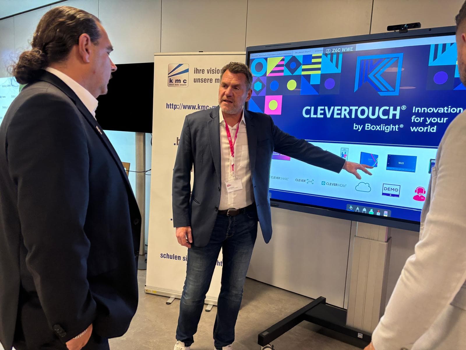 Gregor Novotny CEO J. Klausner Professional Multimedia präsentiert das neue Clevertouch Impact LUX an Interessierte auf der Magenta Business Soccer Night 2024