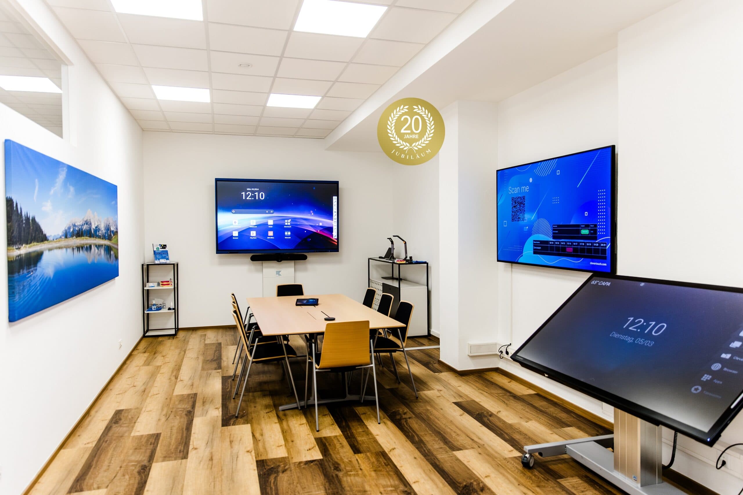 Besprechungsraum der Firma Klausner in dem professionelles, modernes und interaktives AV-Equipment installiert ist. Clevertouch interaktive Multitouchdisplays, Clevertouch passive CM Displays als professionelles Werbedisplay, bespielt via CleverLive, Videokonferenzsystem von Logitech mit Videobar und Logitech TAP IP zur Steuerung des Microsoft Teams Rooms