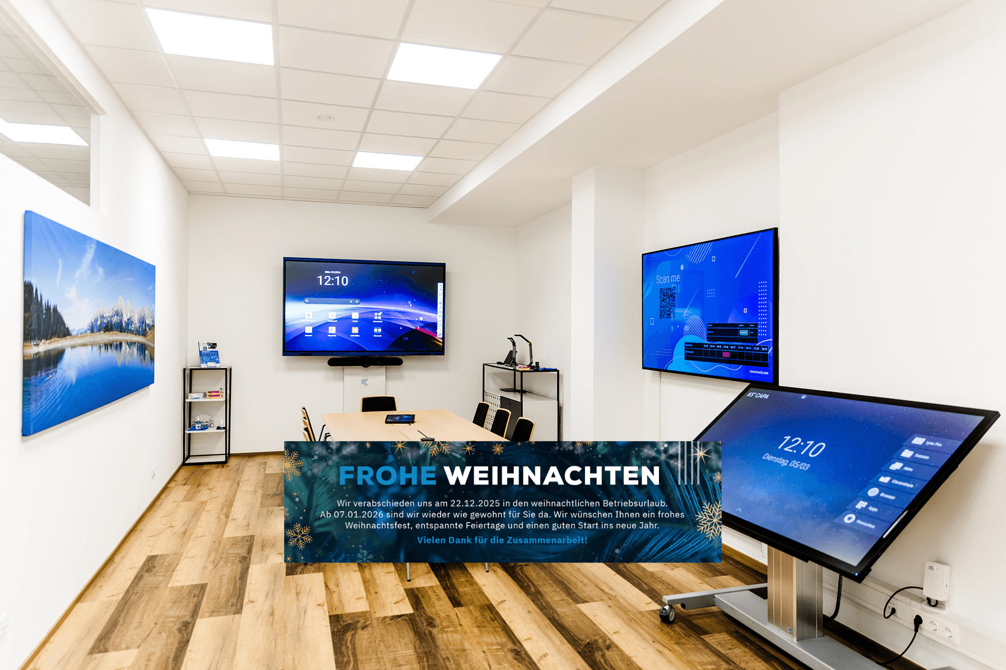Besprechungsraum der Firma Klausner in dem professionelles, modernes und interaktives AV-Equipment installiert ist. Clevertouch interaktive Multitouchdisplays, Clevertouch passive CM Displays als professionelles Werbedisplay, bespielt via CleverLive, Videokonferenzsystem von Logitech mit Videobar und Logitech TAP IP zur Steuerung des Microsoft Teams Rooms