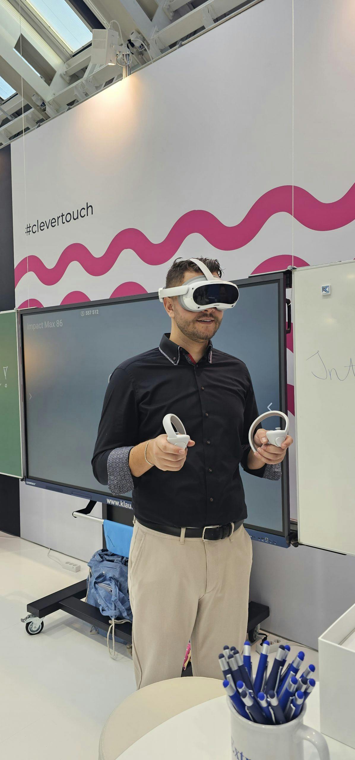 unser Verkäufer Luca Albertini beim Test der 3D Brille