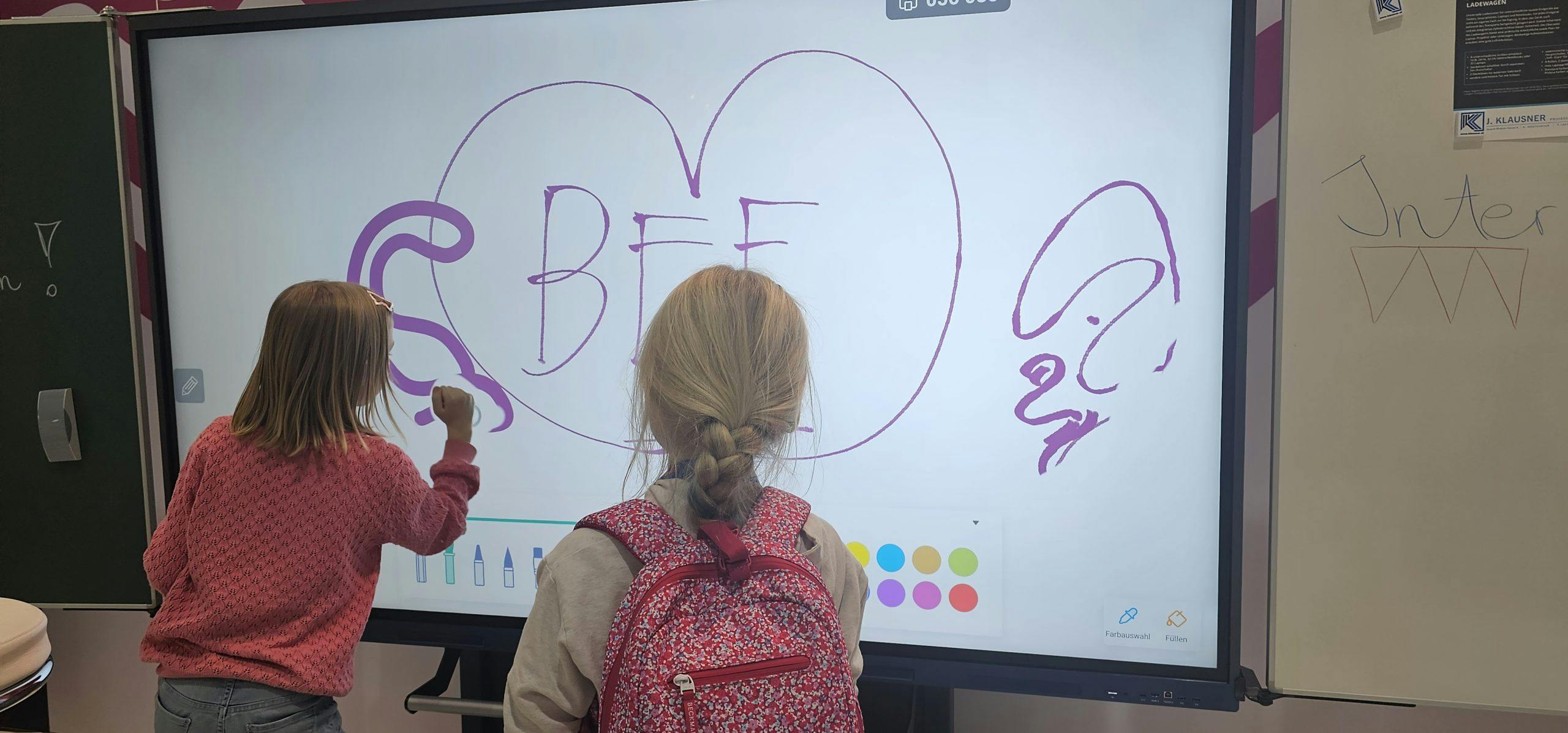 zwei Mädchen malen auf der Whiteboard-App des Clevertouch-Displays